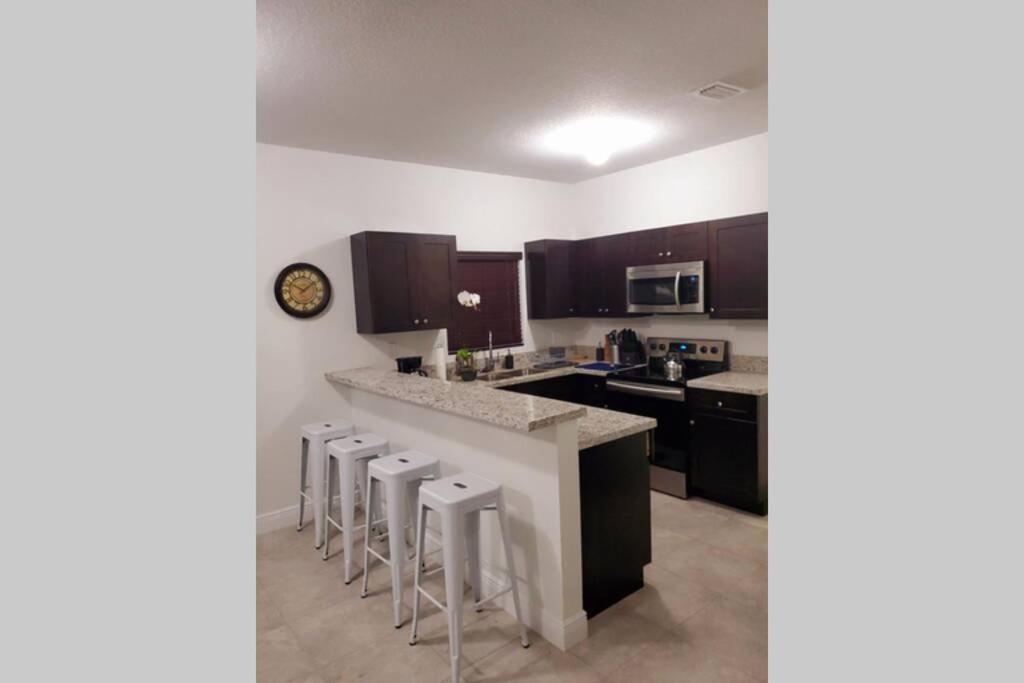 הוילה New House On The Block Near Miami Airport. מראה חיצוני תמונה